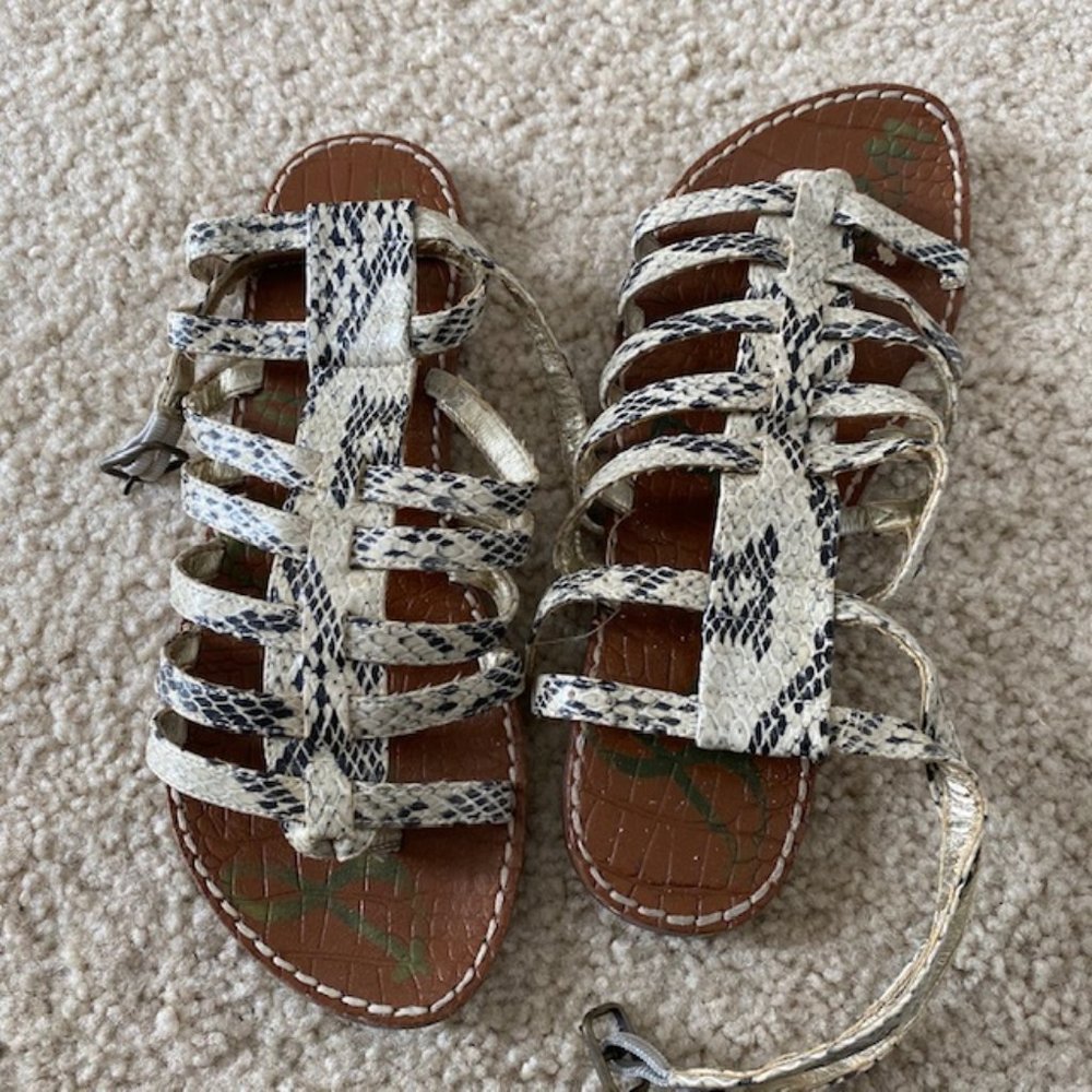 Flat sandals - Picture 2 of 3